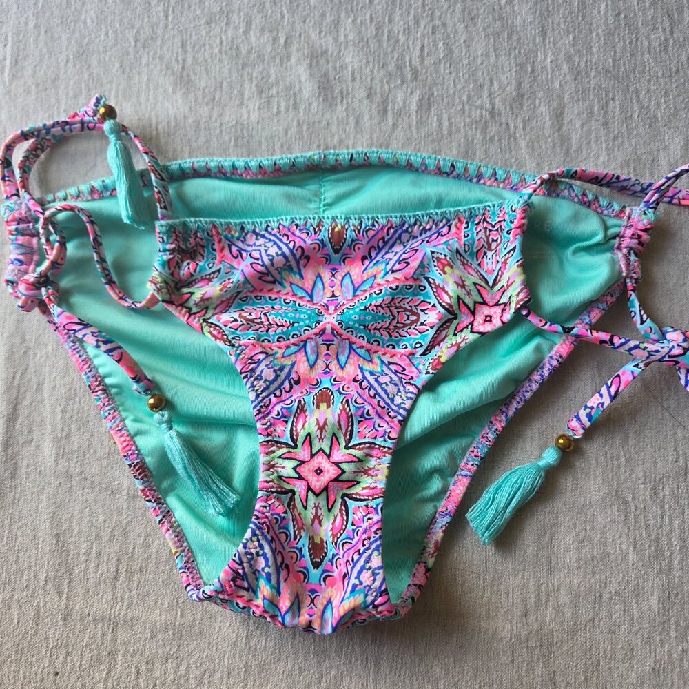 2 Pairs of bikini bottoms. XS - Picture 4 of 7